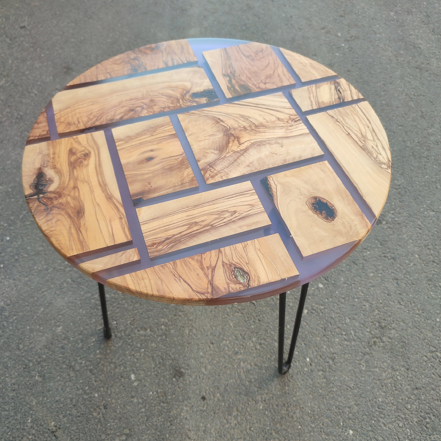 Epoxy Resin & Olive Wood Coffee Table: Unique Modern Design