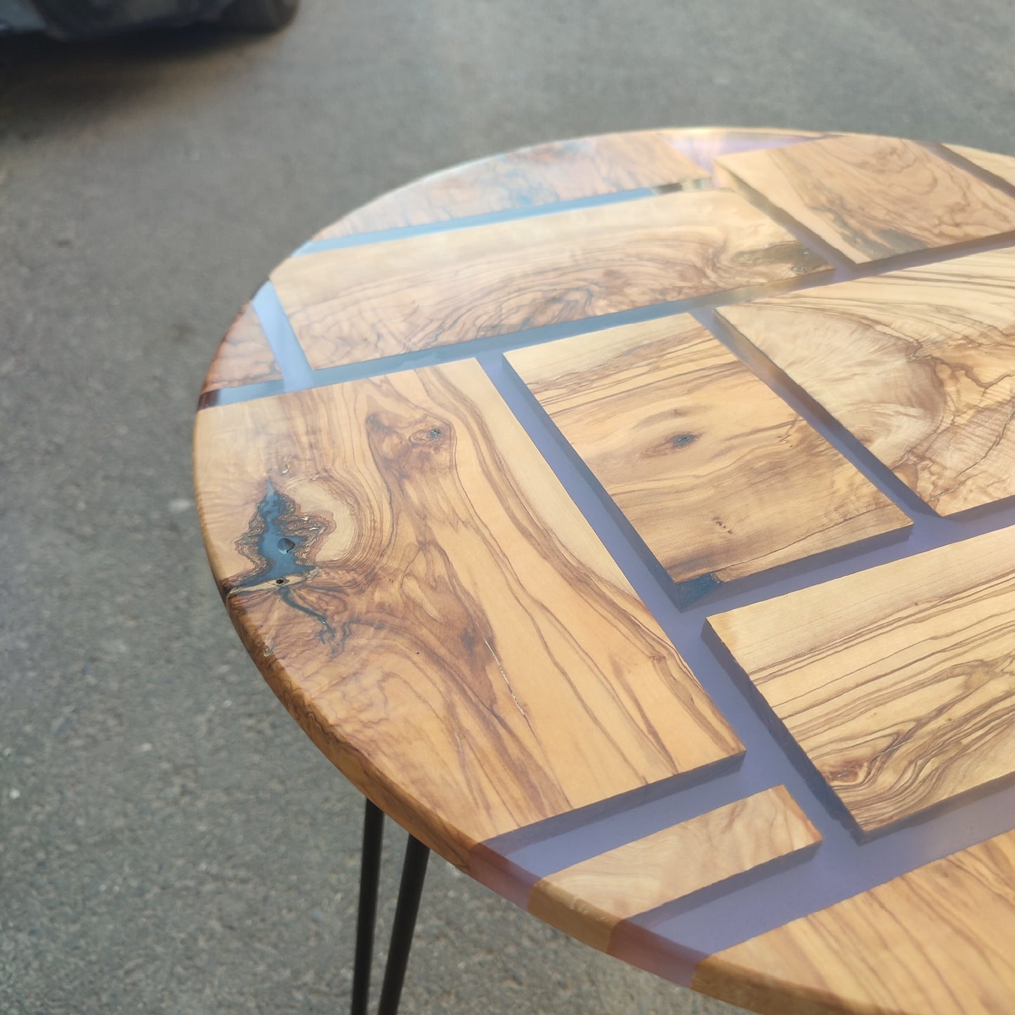 Epoxy Resin & Olive Wood Coffee Table: Unique Modern Design