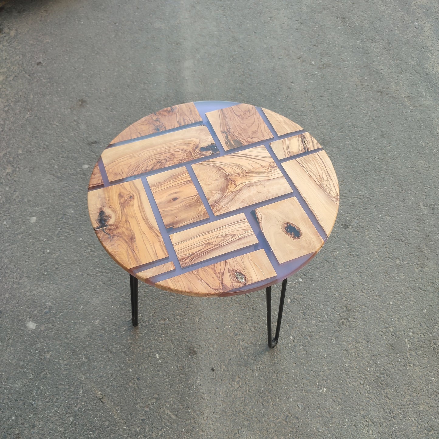 Epoxy Resin & Olive Wood Coffee Table: Unique Modern Design
